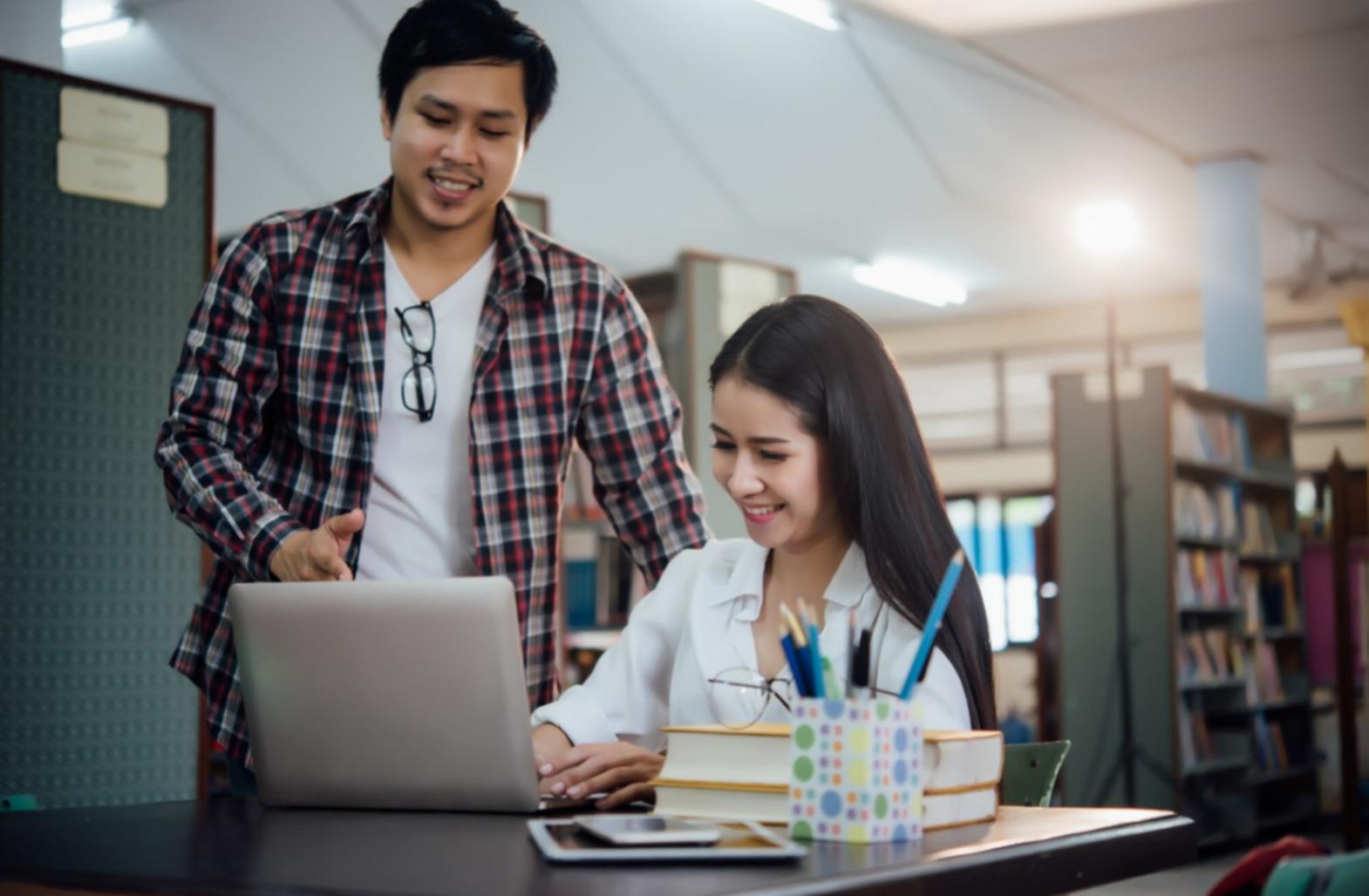 Studenti che collaborano durante una lezione pratica